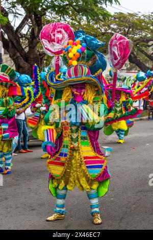 Personaggi in costume vestiti da caramelle nella sfilata del Carnevale di la Vega. Repubblica Dominicana. La prima celebrazione documentata del Carnevale in quello che è ora Foto Stock