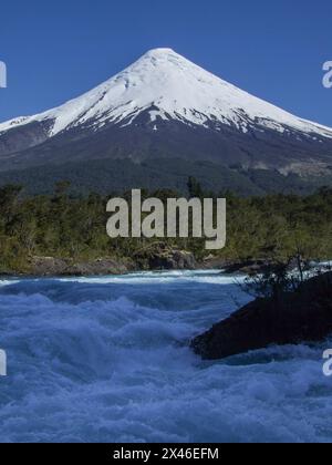 Cascate Petrohue, una cascata tipo scivolo sul fiume Petrohue dal lago Todos Los Santos vicino a Puerto Varas, Cile. Foto Stock