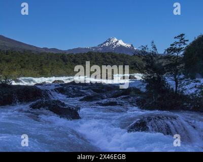 Cascate Petrohue, una cascata tipo scivolo sul fiume Petrohue dal lago Todos Los Santos vicino a Puerto Varas, Cile. Foto Stock