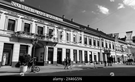 Novi Sad, Serbia 30 Aprile 2022 l'Hotel Vojvodina è il più antico albergo nel centro della città. Struttura europea per il turismo. Via con passanti. Liberato Foto Stock