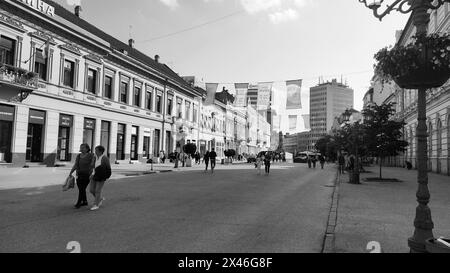 Novi Sad, Serbia 30 Aprile 2022 l'Hotel Vojvodina è il più antico albergo nel centro della città. Struttura europea per il turismo. Via con passanti. Liberato Foto Stock