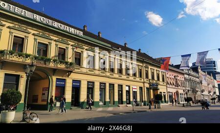 Novi Sad, Serbia 30 Aprile 2022 l'Hotel Vojvodina è il più antico albergo nel centro della città. Struttura europea per il turismo. Via con passanti. Liberato Foto Stock