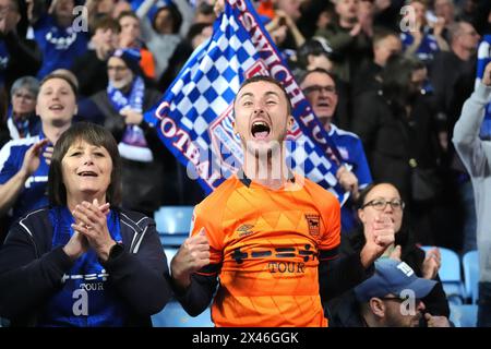 I tifosi dell'Ipswich Town celebrano la vittoria dopo il fischio finale nella partita del campionato Sky Bet alla Coventry Building Society Arena di Coventry. Data foto: Martedì 30 aprile 2024. Foto Stock