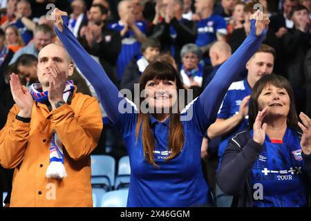 I tifosi dell'Ipswich Town celebrano la vittoria dopo il fischio finale nella partita del campionato Sky Bet alla Coventry Building Society Arena di Coventry. Data foto: Martedì 30 aprile 2024. Foto Stock