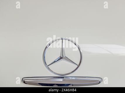 immagine di dettaglio di una stella d'argento a tre punte sul bagagliaio di una mercedes 280 sl Foto Stock