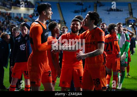 COVENTRY, Regno Unito - 30 aprile 2024: I giocatori dell'Ipswich Town festeggiano dopo la partita del campionato EFL tra il Coventry City FC e l'Ipswich Town FC alla Coventry Building Society Arena (credito: Craig Mercer/ Alamy Live News) Foto Stock