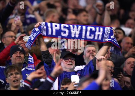 I tifosi dell'Ipswich Town celebrano la vittoria dopo il fischio finale nella partita del campionato Sky Bet alla Coventry Building Society Arena di Coventry. Data foto: Martedì 30 aprile 2024. Foto Stock