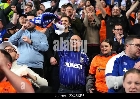 I tifosi dell'Ipswich Town celebrano la vittoria dopo il fischio finale nella partita del campionato Sky Bet alla Coventry Building Society Arena di Coventry. Data foto: Martedì 30 aprile 2024. Foto Stock