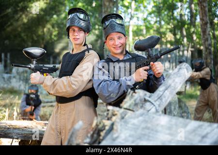 Due sorridenti paintball giocatori in piena attrezzatura divertirsi prima del gioco Foto Stock