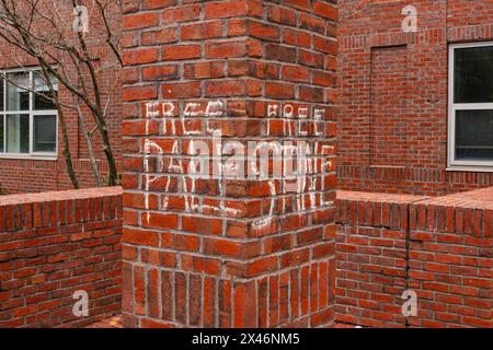 Medford, ma, US-30 aprile 2024: Cartello Reading Free Palestine spray dipinto su un edificio universitario da manifestanti pro-palestinesi alla Tufts University Foto Stock