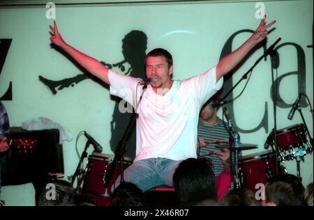 Stuart Adamson, cantante solista degli Skids e dei Big Country, ha suonato in un concerto solista a Londra il 2 settembre 1994 Foto Stock