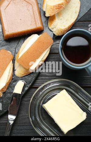 Gustosi panini con pasta di cotogna serviti su un tavolo di legno nero, piatti Foto Stock