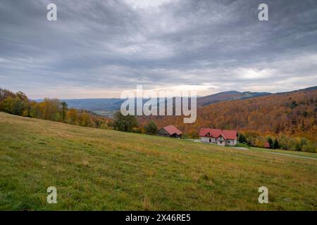 Un bellissimo autunno sulle montagne polacche dell'isola Beskids nella piccola Polonia Foto Stock