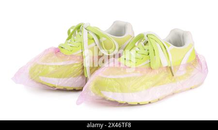 Sneakers con copriscarpe rosa isolate sul bianco Foto Stock