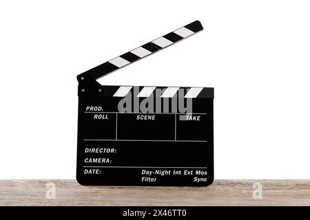 Clapper cinematografico su un tavolo di legno su sfondo bianco Foto Stock