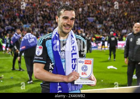 Preston, Regno Unito. 29 aprile 2024. Il centrocampista del Leicester City Harry Winks (8) Player of the Match Champions celebra durante la partita tra Preston North End FC e Leicester City FC Sky bet EFL Championship a Deepdale, Preston, Inghilterra, Regno Unito il 29 aprile 2024 Credit: Every Second Media/Alamy Live News Foto Stock