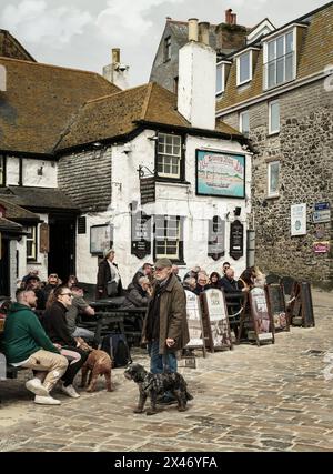 Lo Sloop Inn e' una delle locande piu' antiche in Cornovaglia, risalente al 1312, con l'attuale edificio del XVII secolo che sorge sulla banchina a St Ives sopra Foto Stock