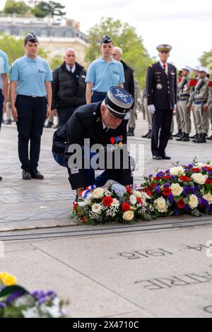 Un ufficiale dei Cadetti della Gendarmeria Nazionale della somme posa fiori durante una cerimonia di rinascita amichevole per gli ex allievi delle unità della Legione straniera di Parigi e della Legione straniera all'Arco di Trionfo. Sullo sfondo dell'Arco di Trionfo, Parigi, ex allievi e unità della Legione straniera di Parigi tennero un incontro cerimoniale. Aderendo alla tradizione, l'evento onora l'eredità di servizio e sacrificio della Legione. I veterani e i membri attivi partecipano alle formalità, comprese le presentazioni delle bandiere e le cerimonie delle medaglie. L'evento sottolinea il significato storico dell'unità all'interno dei francesi Foto Stock