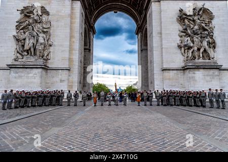 I Legionari si riuniscono per una foto dopo una cerimonia di rinascita amichevole per gli ex allievi delle unità della Legione straniera di Parigi e della Legione straniera all'Arc de Triomphe di Parigi. Sullo sfondo dell'Arco di Trionfo, Parigi, ex allievi e unità della Legione straniera di Parigi tennero un incontro cerimoniale. Aderendo alla tradizione, l'evento onora l'eredità di servizio e sacrificio della Legione. I veterani e i membri attivi partecipano alle formalità, comprese le presentazioni delle bandiere e le cerimonie delle medaglie. L'evento sottolinea il significato storico dell'unità all'interno dell'esercito francese e commemora il suo durevole contr Foto Stock