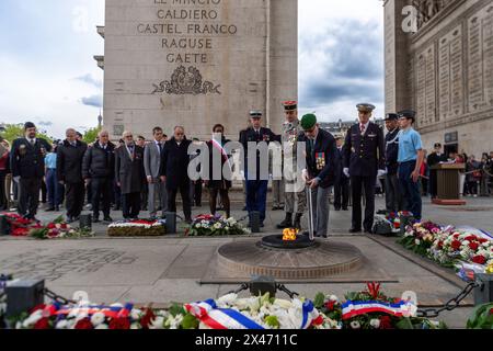 Gli ex allievi della Legione straniera di Parigi riaccendono la fiamma eterna durante una cerimonia di rinascita amichevole per gli ex allievi della Legione straniera di Parigi e delle unità della Legione straniera all'Arco di Trionfo. Sullo sfondo dell'Arco di Trionfo, Parigi, ex allievi e unità della Legione straniera di Parigi tennero un incontro cerimoniale. Aderendo alla tradizione, l'evento onora l'eredità di servizio e sacrificio della Legione. I veterani e i membri attivi partecipano alle formalità, comprese le presentazioni delle bandiere e le cerimonie delle medaglie. L'evento sottolinea il significato storico dell'unità all'interno dell'esercito francese e del co Foto Stock