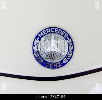 immagine di dettaglio di un emblema rotondo del cofano su una mercedes 280 si Foto Stock