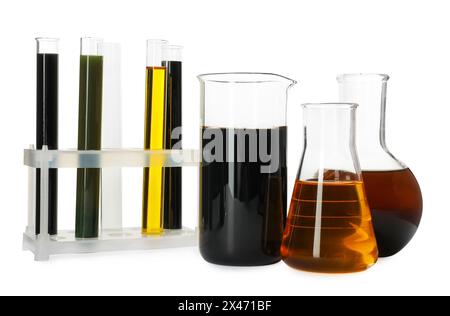Becher, provette e matracci con diversi tipi di olio isolati su bianco Foto Stock