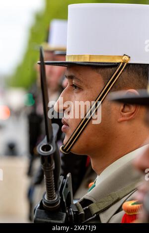 29 aprile 2024, Pairs, France: A Legionnaire si pone all'attenzione durante una cerimonia amichevole di rinascita per gli ex allievi della Legione straniera di Parigi e delle unità della Legione straniera all'Arc de Triomphe di Parigi. Sullo sfondo dell'Arco di Trionfo, Parigi, ex allievi e unità della Legione straniera di Parigi tennero un incontro cerimoniale. Aderendo alla tradizione, l'evento onora l'eredità di servizio e sacrificio della Legione. I veterani e i membri attivi partecipano alle formalità, comprese le presentazioni delle bandiere e le cerimonie delle medaglie. L'evento sottolinea il significato storico dell'unità all'interno dell'esercito francese A. Foto Stock