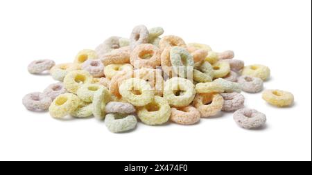 Mucchio di saporiti anelli di cereali isolati su bianco Foto Stock