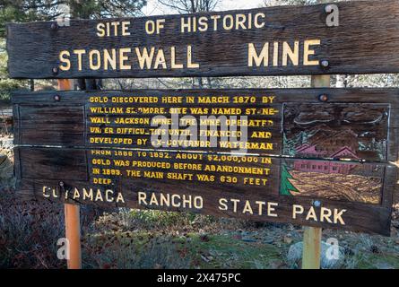 Testo informativo del cartello in legno all'ingresso della storica miniera d'oro di Stonewall, Cuyamaca State Park, San Diego County, California sud-occidentale, Stati Uniti Foto Stock
