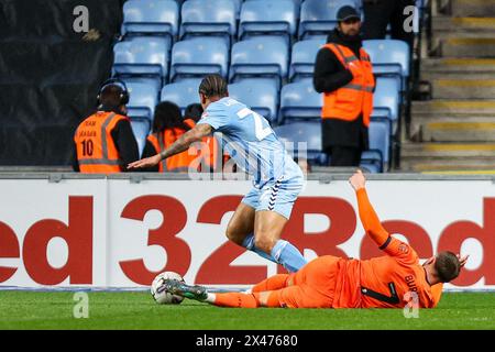 Coventry, Regno Unito. 30 aprile 2024. Joel Latibeaudiere di Coventry & Wes Burns di Ipswich tussle nell'area durante l'EFL Sky Bet Championship match tra Coventry City e Ipswich Town alla Coventry Building Society Arena, Coventry, Inghilterra, il 30 aprile 2024. Foto di Stuart Leggett. Solo per uso editoriale, licenza richiesta per uso commerciale. Non utilizzare in scommesse, giochi o pubblicazioni di singoli club/campionato/giocatori. Crediti: UK Sports Pics Ltd/Alamy Live News Foto Stock