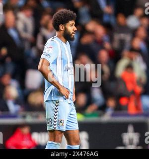 Coventry, Regno Unito. 30 aprile 2024. Ellis Simms di Coventry durante l'EFL Sky Bet Championship match tra Coventry City e Ipswich Town alla Coventry Building Society Arena di Coventry, Inghilterra, il 30 aprile 2024. Foto di Stuart Leggett. Solo per uso editoriale, licenza richiesta per uso commerciale. Non utilizzare in scommesse, giochi o pubblicazioni di singoli club/campionato/giocatori. Crediti: UK Sports Pics Ltd/Alamy Live News Foto Stock