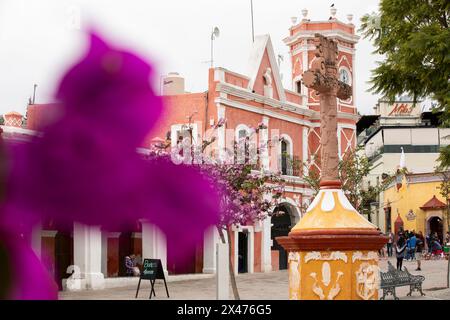 Bernal, Querétaro, Messico - 20 novembre 2023: I turisti passeggiano lungo gli edifici storici del centro storico di Bernal. Foto Stock