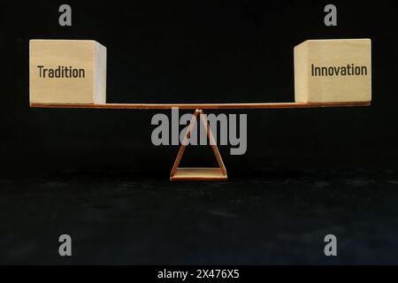 Equilibrio tra tradizione e concetto di innovazione. Blocchi di legno su una scala. Foto Stock