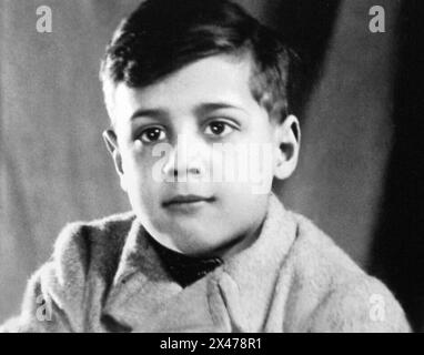 1944 c., Milano, ITALIA: Il celebre cantante pop, compositore e attore ADRIANO CELENTANO (nato il 6 gennaio 1938) quando era un ragazzo di 6 anni. Fotografo sconosciuto . - STORIA - FOTO STORICHE - personalità da bambino bambini da giovane - personalità da giovane - INFANZIA - BAMBINO - BAMBINI - BAMBINI - BAMBINI - MUSICA - cantante - CANTAUTORE - COMPOSITORE - ATTORE - ATTORE - CINEMA - CINEMA - - - ARCHIVIO GBB Foto Stock