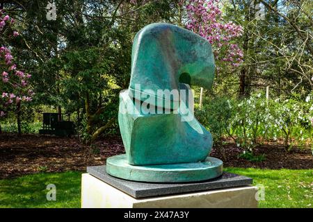 Purchase, NY – US – 28 aprile 2024 la scultura in bronzo amorfico incastonata di Henry Moore, pezzo di bloccaggio installato sulla Garde della scultura di Donald M Kendall Foto Stock