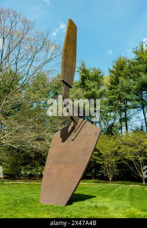 Purchase, New York – Stati Uniti – 28 aprile 2024 il Pop artist Claes Oldenburg's Giant Trowel II, un monumentale pezzo di alluminio e acciaio nella scultura di Donald M Kendall Foto Stock