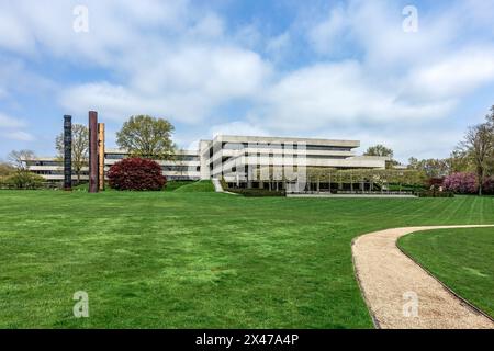 Purchase, New York – Stati Uniti – 28 aprile 2024 View of the PepsiCo World Headquarters, un 450 complesso suburbano modernista di 000 metri quadrati progettato da Edward Durell St Foto Stock