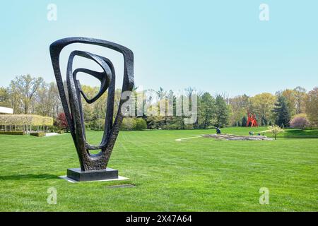 Purchase, New York – Stati Uniti – 28 aprile 2024 Meridian di Barbara Hepworth, una scultura triangolare di anelli in bronzo sui giardini di sculture Donald M Kendall presso il Foto Stock