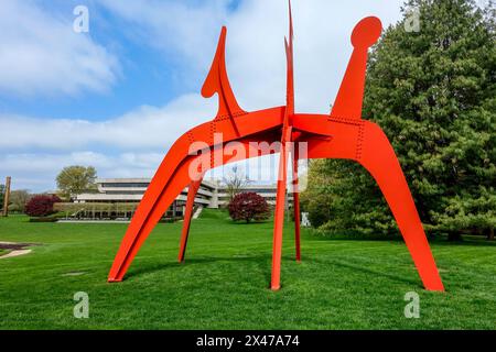 Purchase, NY - US - 28 aprile 2024 veduta della monumentale scultura pubblica di Alexander Calder; Hats Off, in piedi con orgoglio all'interno dello scultore Donald M. Kendall Foto Stock