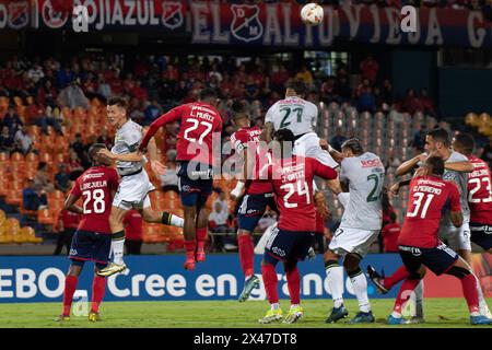 Medellin, Colombia. 25 aprile 2024. Santi Mingo di Densa y Justicia combatte un colpo alla testa durante il CONMEBOL Sudamericana match tra il Deportivo Independiente Medellin V Defensa y Justicia a Medellin, Colombia, 25 aprile 2024. Foto di: Camilo Moreno/Long Visual Press credito: Long Visual Press/Alamy Live News Foto Stock