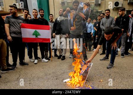 Beirut, Libano. 30 aprile 2024. Gli studenti della libanese American University di Beirut bruciano le foto del primo ministro israeliano Benjamin Netanyahu durante una dimostrazione di sostegno a Gaza. Gli studenti universitari di tutto il Libano si sono Uniti a un movimento studentesco globale a sostegno della Palestina e della condanna di Israele e hanno espresso rabbia per le crescenti morti durante la guerra israelo-Hamas. (Credit Image: © Marwan Naamani/ZUMA Press Wire) SOLO PER USO EDITORIALE! Non per USO commerciale! Foto Stock