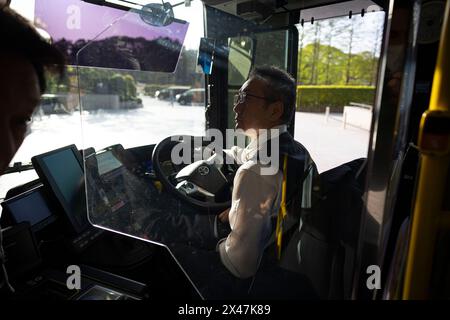 Tokyo, Giappone. 19 aprile 2024. L'autista dell'autobus osserva i passeggeri salire sul suo autobus. Gli autobus a celle a combustibile sono una cosa comune nelle strade di Tokyo. Le aziende private gestiscono autobus a celle a combustibile con sovvenzioni del governo metropolitano di Tokyo e del governo nazionale. In futuro, il bus dell'idrogeno che non emette anidride carbonica dovrebbe diventare uno strumento chiave per ridurre le emissioni di CO2 in Giappone. (Foto di Stanislav Kogiku/SOPA Images/Sipa USA) credito: SIPA USA/Alamy Live News Foto Stock