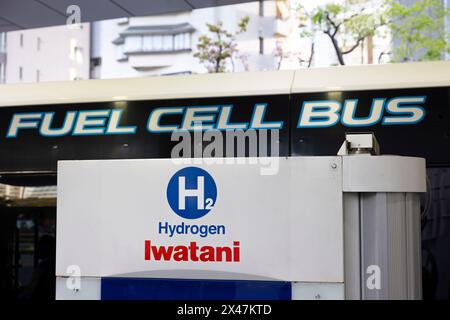 Tokyo, Giappone. 19 aprile 2024. Stazione di idrogeno a Tokyo. Gli autobus a celle a combustibile sono una cosa comune nelle strade di Tokyo. Le aziende private gestiscono autobus a celle a combustibile con sovvenzioni del governo metropolitano di Tokyo e del governo nazionale. In futuro, il bus dell'idrogeno che non emette anidride carbonica dovrebbe diventare uno strumento chiave per ridurre le emissioni di CO2 in Giappone. Credito: SOPA Images Limited/Alamy Live News Foto Stock