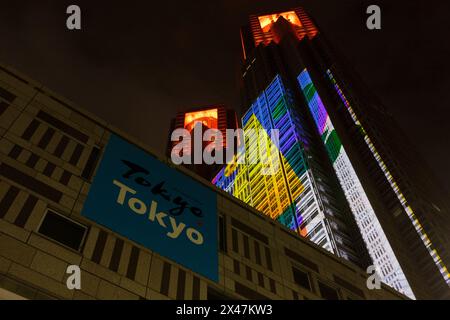 Tokyo, Giappone. 29 aprile 2024. Progetto di mappatura della proiezione notturna e luminosa di Tokyo chiamato Tokyo Concerto presso la Tokyo Metropolitan Government Tower 1 a Shinjuku. Le esposizioni serali del più grande progetto permanente di mappatura della proiezione del mondo sono iniziate nel febbraio 2024 e coprono circa 905 mq della facciata del simbolo di Tokyo. Uno spettacolo con Godzilla che attacca Tokyo è stato presentato il 27 aprile 2024. (Foto di Damon Coulter/SOPA Images/Sipa USA) credito: SIPA USA/Alamy Live News Foto Stock