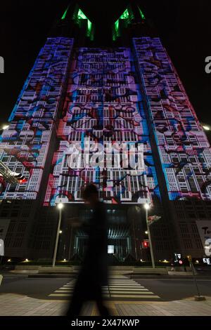 Tokyo, Giappone. 29 aprile 2024. Progetto di mappatura della proiezione notturna e luminosa di Tokyo chiamato Tokyo Concerto presso la Tokyo Metropolitan Government Tower 1 a Shinjuku. Le esposizioni serali del più grande progetto permanente di mappatura della proiezione del mondo sono iniziate nel febbraio 2024 e coprono circa 905 mq della facciata del simbolo di Tokyo. Uno spettacolo con Godzilla che attacca Tokyo è stato presentato il 27 aprile 2024. Credito: SOPA Images Limited/Alamy Live News Foto Stock