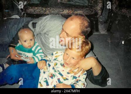 Una foto non datata di Louie Johnston (a destra) di sette anni, che gioca con suo fratello Joshua (a sinistra) di tre anni, e il loro padre David, nella loro casa di famiglia. Il padre di Louie e Joshua, David Johnston, un ufficiale di polizia in servizio nell'Irlanda del Nord, fu ucciso il 16 giugno 1997 dall'IRA. Foto Stock