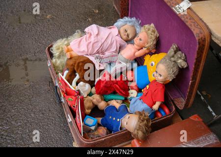 Tbilisi, Georgia, 10.18.2020: Giocattoli e bambole d'epoca della rdt dell'urss in valigia d'epoca mercato delle pulci ponte di Tbilisi Foto Stock