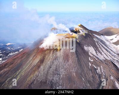 VISTA AEREA. La cima dell'Etna con i crateri sud-est e nuovo sud-est. Città metropolitana di Catania, Sicilia, Italia. Foto Stock