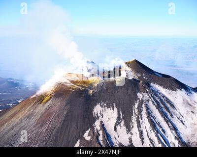 VISTA AEREA. La cima dell'Etna con i crateri sud-est e nuovo sud-est. Città metropolitana di Catania, Sicilia, Italia. Foto Stock