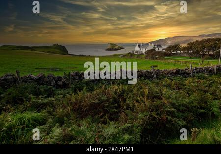 Casa sulla costa scozzese sull'isola di skye sullo sfondo del mare in riva al mare serale, con una bellezza naturale Foto Stock